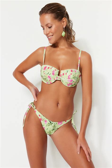 TRENDYOLMİLLA Çok Renkli Çiçek Desenli Gipeli Bikini Altı TBESS22BA0245