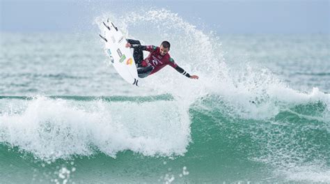 Filipe Toledo adia decisão do título mundial para o Havaí Sombreiro Surf