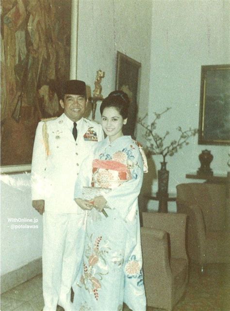 Potret Soekarno Bersama Ratna Sari Dewi Indie Indonesië Meisjes