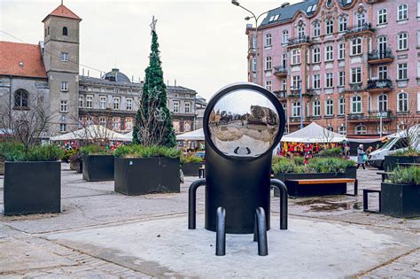 Neue Skulptur in Poznań Es ist Herr Periskop der den Posenern