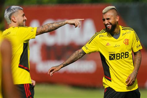 Vidal Faz Primeiro Treino Elenco Do Flamengo Confira As Imagens