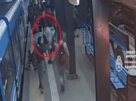 VIDEO Tren Sarmiento una mujer robó un teléfono intentó escapar en