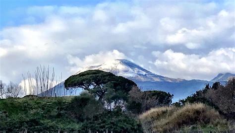 Fiocchi Di Neve Sugli Scavi Di Pompei E A Napoli Cima Del Vesuvio