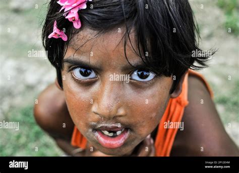 Bangladesh children poverty food Banque de photographies et dimages à