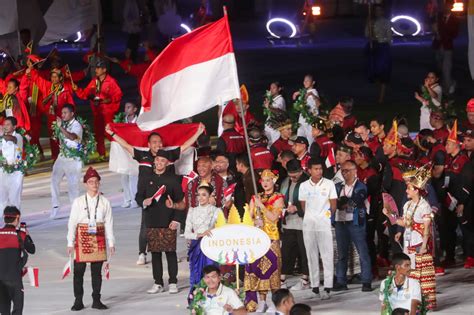 Flairene Bangga Pakai Baju Adat Bali Saat Defile Upacara Pembukaan SEA