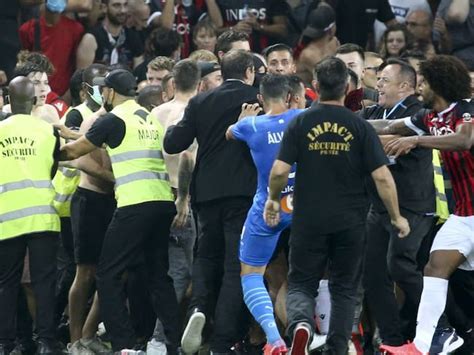 Hinchas Niza Marsella Esc Ndalo En Niza Hinchas Invaden La Cancha Para