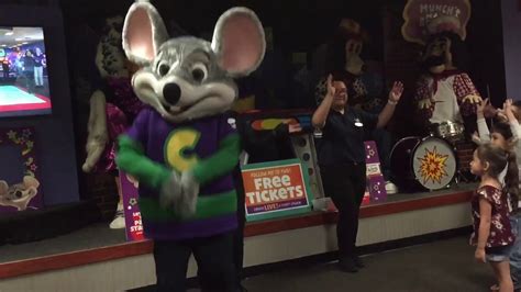 Chuck E Cheese Dancing The Happy Dance Youtube