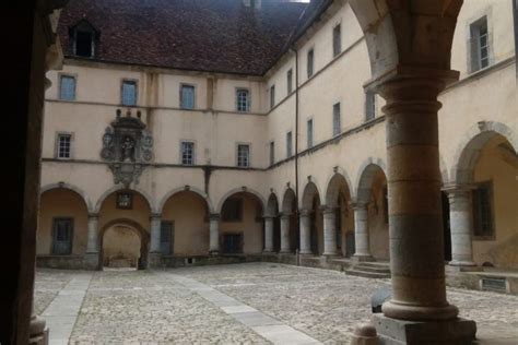 Ancien couvent des Ursulines à POLIGNY dans le Jura Jura Tourisme