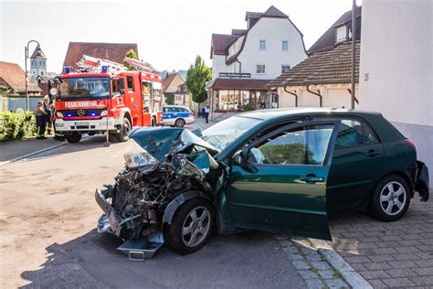 Frontalzusammenstoß Zwei Personen schwer verletzt Polizeibericht