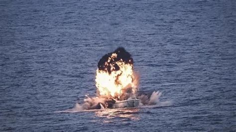 Armada El Buque Castilla Destruye Un Barco Ballenero Pirata Brigada