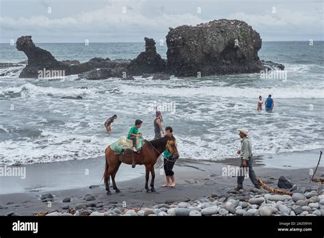 El Tunco Beach El Salvador Stock Photo - Alamy