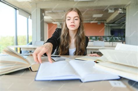 Adolescente Estudiando Con Un Libro De Texto Escribiendo Ensayos
