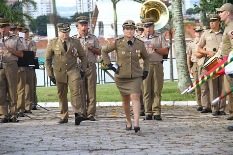 Primeira Oficial Mulher A Assumir O Comando De Um Batalh O Na Capital