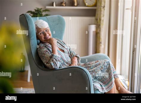 Femme Mature Assise Dans Un Fauteuil Banque De Photographies Et D