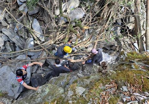 影直擊土石眼前坍方！大鹿林道20名山友受困 警消馳援再遇山崩 中天新聞網