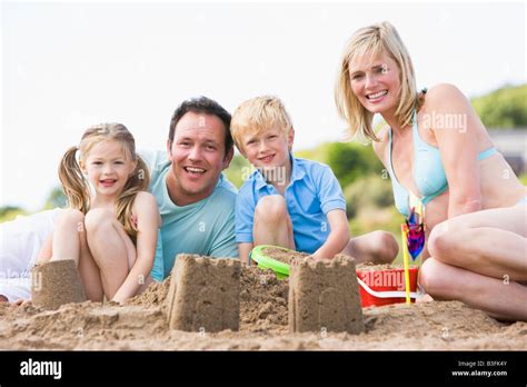 Hombre construyendo castillos de arena Fotos e Imágenes de stock Alamy