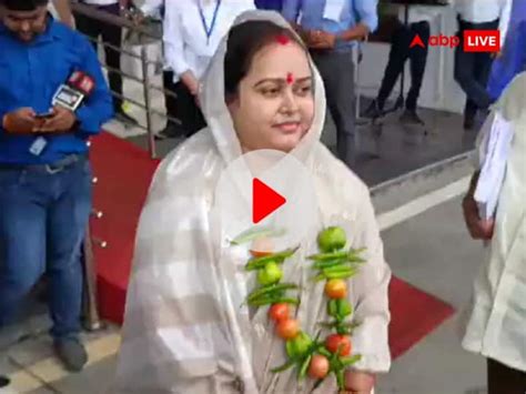 Mp Monsoon Assembly Session Congress Leader Wears Chilli Tomato Garland