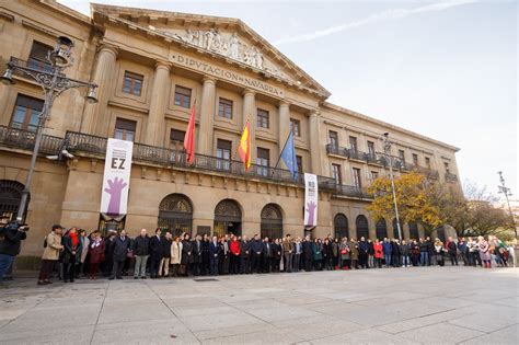 Las Instituciones De Navarra Se Concentran Por El D A Internacional De