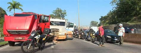 Acidente Entre Caminh Es Trava O Anel Rodovi Rio Em Bh O Tempo