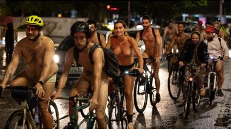 Ins Lito Ciclistas Brasile Os Pedalearon Desnudos En Brasil