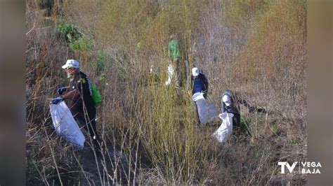 Un centenar de personas limpian de basura el cauce del río Segura a su