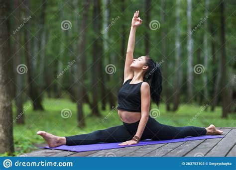 Una Joven Que Lleva Un Estilo De Vida Sano Y Practica Yoga Realiza El