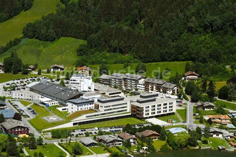 Zell am See aus der Vogelperspektive Klinikgelände des Krankenhauses