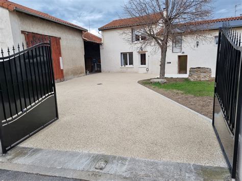 Réalisation Allée de garage en Alvéostar et Gravistar Loire conçue