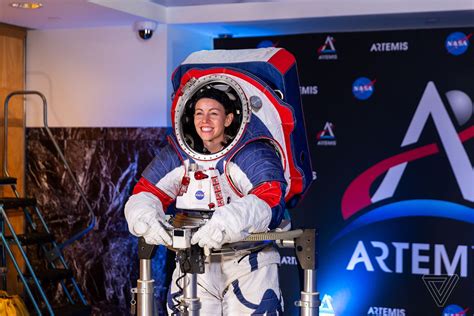 Presentate Le Nuove Tute Spaziali Che Indosseranno Gli Astronauti Della