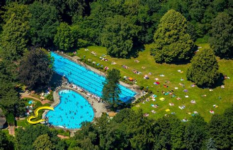 Luftaufnahme Hattingen Badegäste auf den Liegewiesen am Schwimmbecken