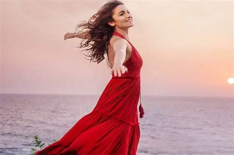 Dear Zindagis Dearest Outfits Check Out Alia Bhatts Best Looks The Financial Express