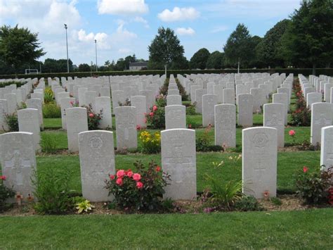 Visiting The Bayeux War Cemetery And Memorial Normandy Gite Holidays