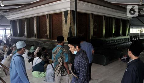 Foto Tradisi Ziarah Di Makam Sunan Kalijaga Foto Liputan