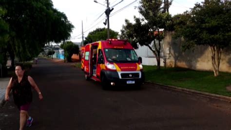 Casal Cai De Moto Ao Desviar De Cachorro Na Rua Verde No Jardim Bela