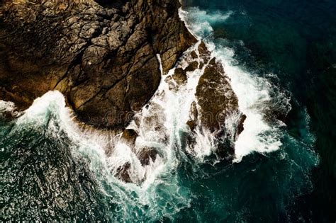 Vista Aérea De Ondas Que Caem Sobre Rochas Aves Da Paisagem Vista Vista