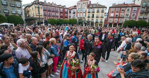 Ambientazo En La Previa De Las Fiestas De Burgos Las Reinas Anticipan