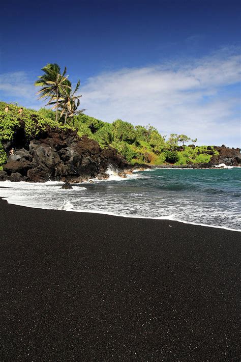 Black sand beach at Waianapanapa Photograph by Pierre Leclerc ...