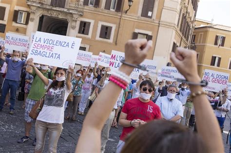 Piazza Montecitorio Flash Mob Per Dire No Alla Legge Contro L Omofobia