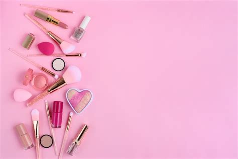 Pinceles De Maquillaje Y Cosm Ticos Decorativos Sobre Fondo Rosa Con