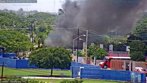 Voraz incendio en una casa de San José Tecoh en el sur de Mérida