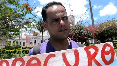 Desempregado há mais de um ano homem faz cartaz e pede emprego em