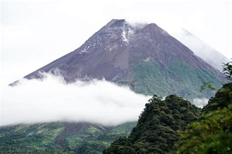 Vista Del Monte Merapi En La Ma Ana Y Ligeramente Cubierto Por Nubes