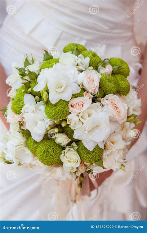 Ramo Hermoso De La Boda En Manos De La Novia Imagen De Archivo Imagen