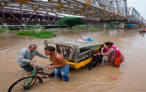 Delhi Yamuna Flood यमुना के जलस्तर ने तोड़ा 1978 का रिकॉर्ड