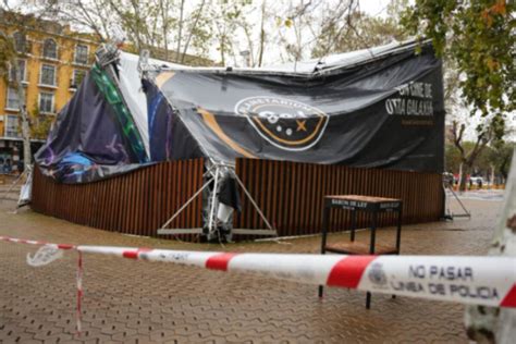 Cau Una Carpa A Sevilla Amb Un Grup De Nens A Dins Tres Menors A L