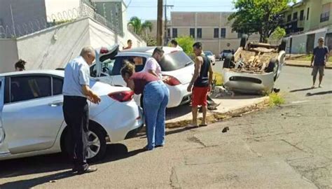 Motorista Avan A Preferencial Causa Capotagem E Bate Em Muro De Casa