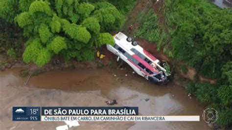 Ônibus bate em carro e caminhão cai em ribanceira e deixa 5 mortos e