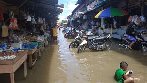 Banjir Landa Kapuas Hulu Rumah Warga Dan Fasilitas Umum Terendam