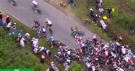 Vid O Tour De France Une Spectatrice Avec Une Pancarte Provoque Une