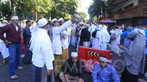 Bubarkan Massa Reuni 212 Di Jalan Kebon Sirih Polisi Oke Foto Foto